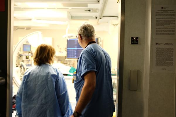 Medici entrano in sala operatoria emodinamica